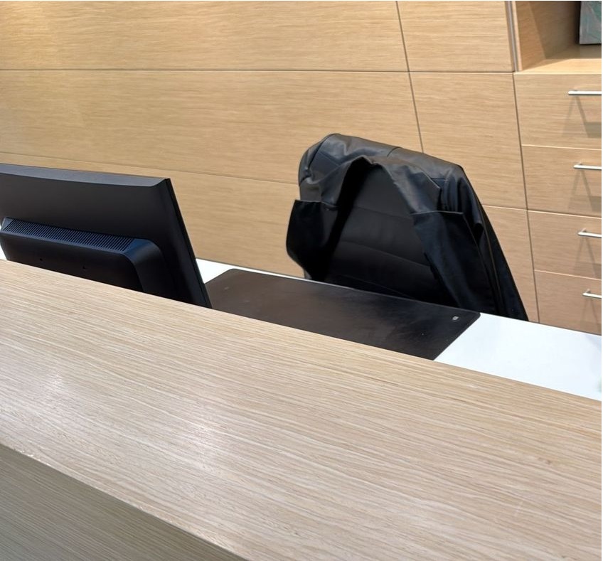 Reinigungskraft der LDS GmbH bei der Unterhaltsreinigung einer Empfangstheke