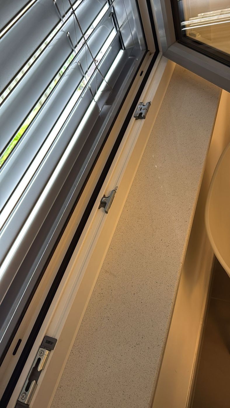 Gereinigte Fensterbank und Fensterrahmen mit Beschlägen
