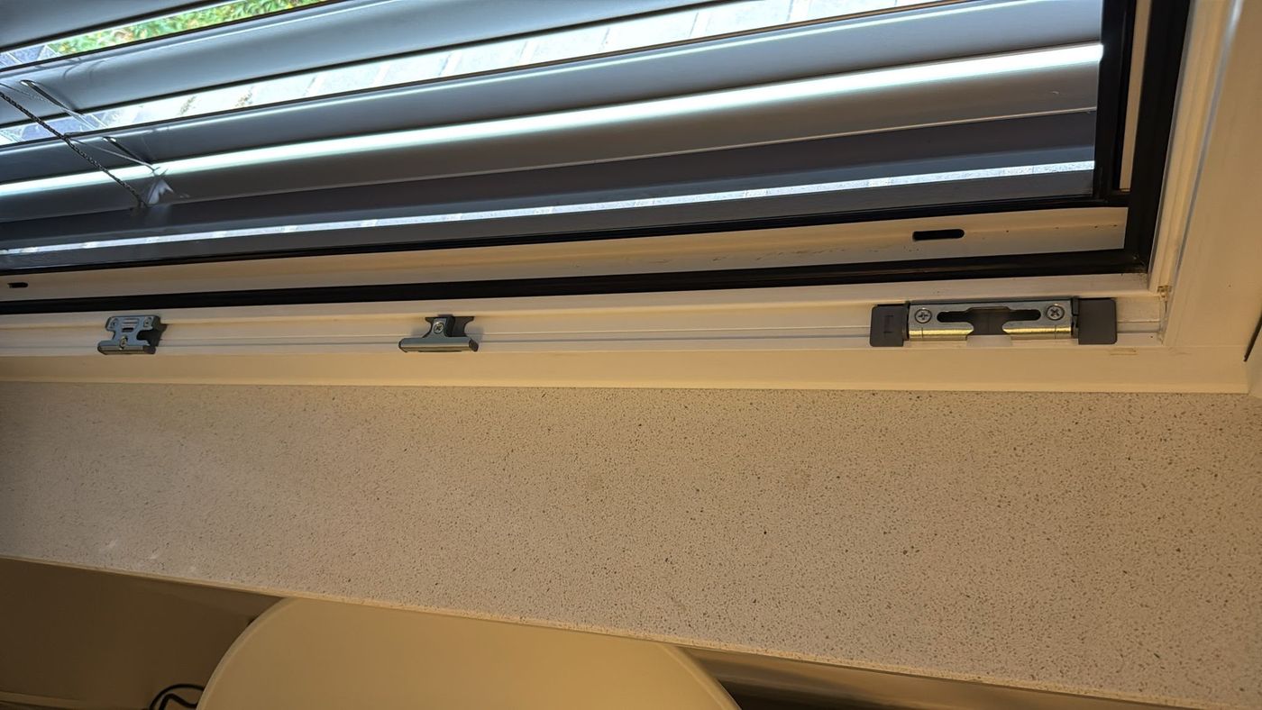 Detailgereinigter Fensterrahmen mit Falz und Beschlägen