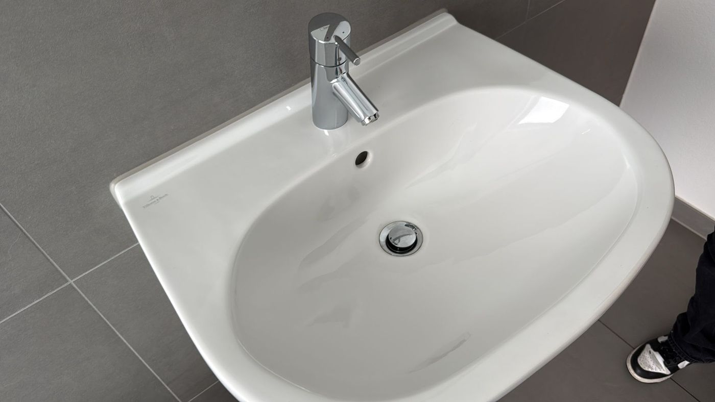 Makellos gereinigtes Keramik-Waschbecken mit Chromarmatur
