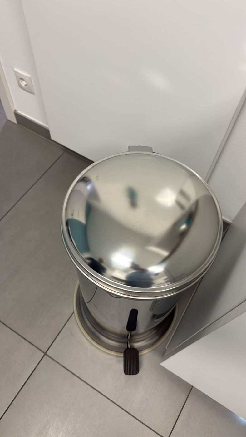 Glänzend gereinigter Edelstahl-Treteimer im Sanitärbereich